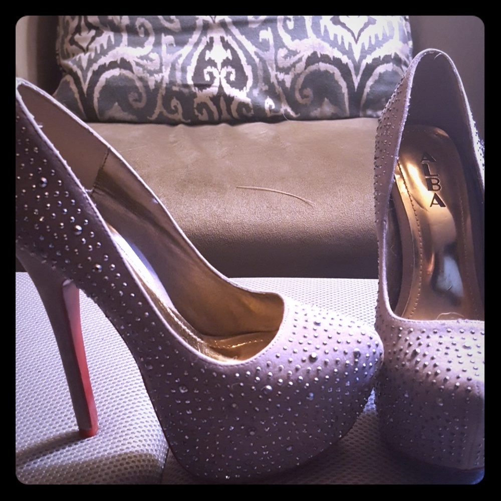 Super cute Alba red bottom heels